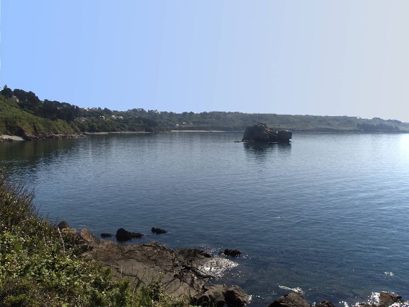 au fond la plage de Pors Mabo - vue depuis la pointe de Bihit